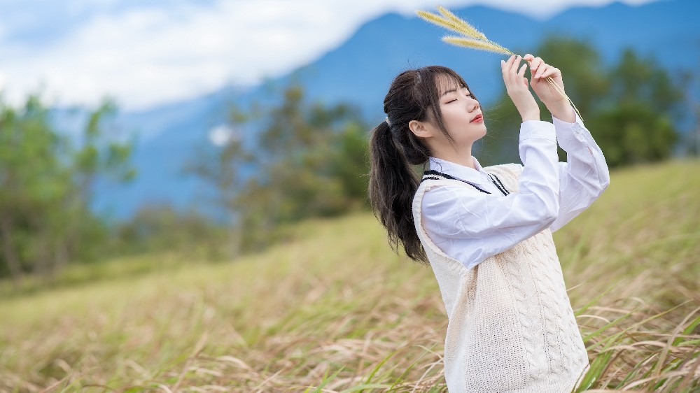美女模特户外田野写真拍摄高清电脑壁纸4K