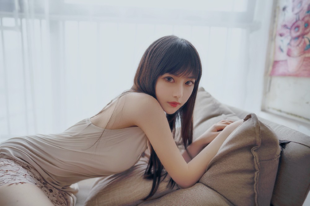 长发大眼睛可爱女生室内拍摄电脑桌面壁纸