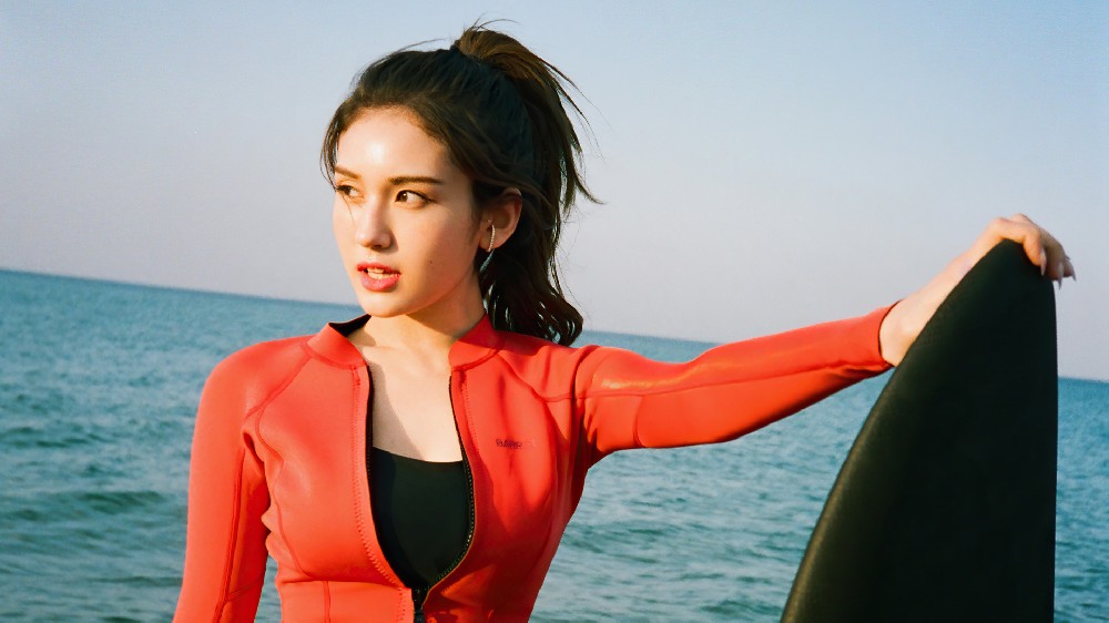 韩国女歌手全昭弥（Somi）冲浪板高清电脑壁纸4K