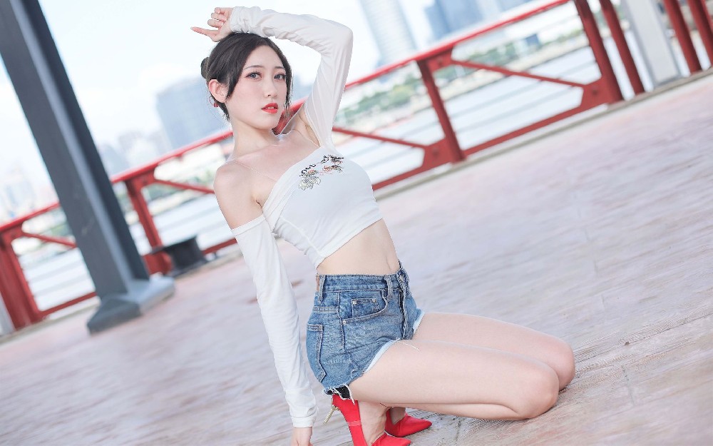 身材苗条的好看养眼小姐姐全面屏壁纸5k