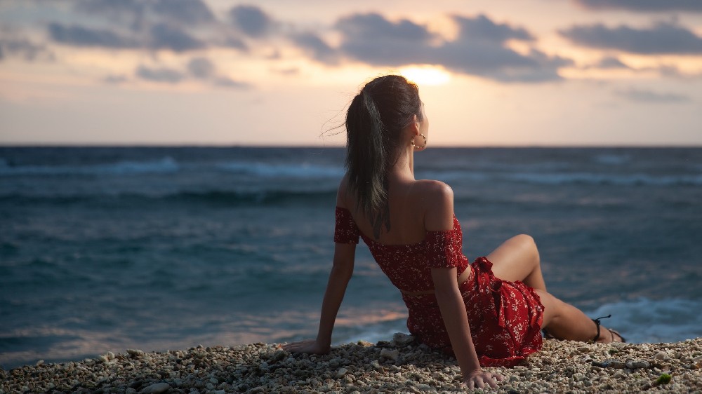 大海海滩扎着马尾的美女身着泳装沐浴着阳光图片壁纸高清