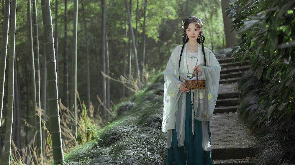 竹林曲径小路石阶上汉服小姐姐唯美电脑壁纸4k