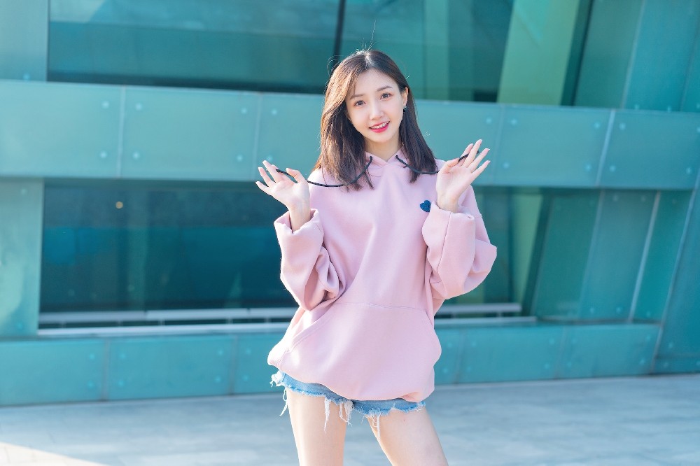 粉色卫衣牛仔短裤甜美可爱美女高清电脑壁纸4k