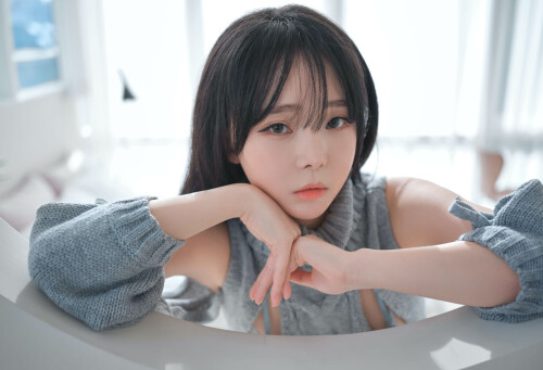 可爱美女灰色毛衣高清电脑壁纸5k
