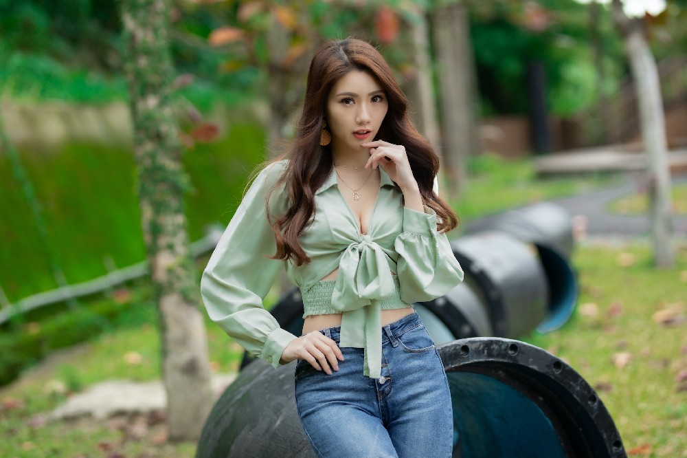 绿色衬衫牛仔裤长发美女模特户外写真图片壁纸4k