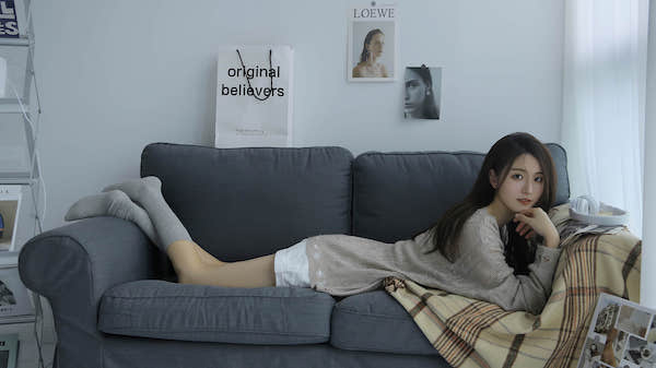 长腿美女,长筒袜,灰色的沙发,高颜值美女,短裙,高清室内写真电脑桌面4K
