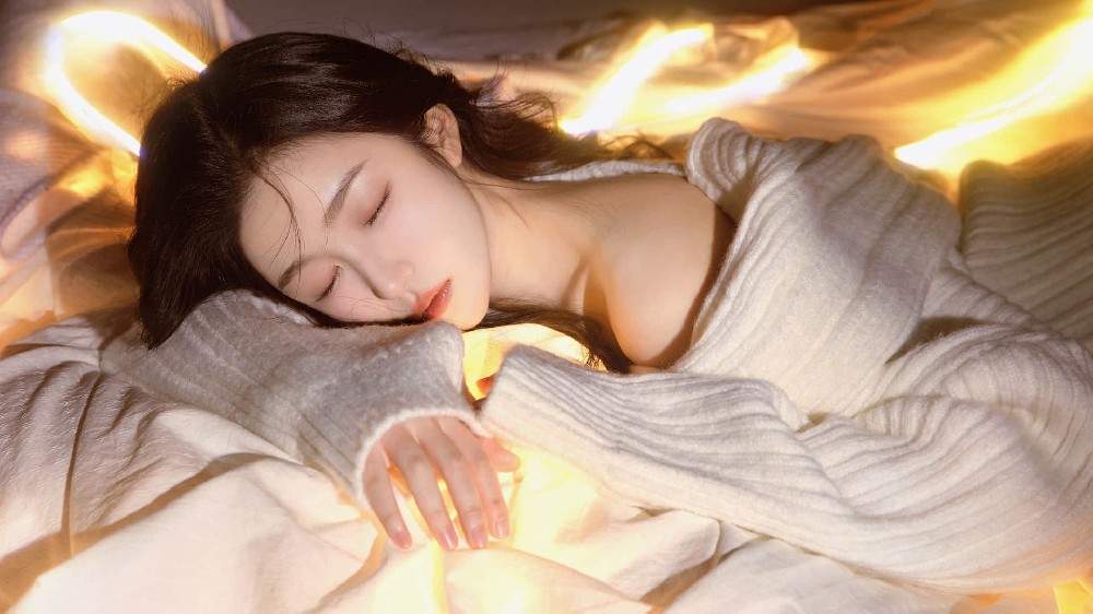 躺在床上的黑发美女高清4k壁纸