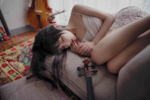在沙发上熟睡的长发美女高清电脑壁纸4K