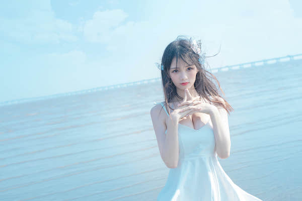 一袭长裙长发漂亮小姐姐海边写真图片5k