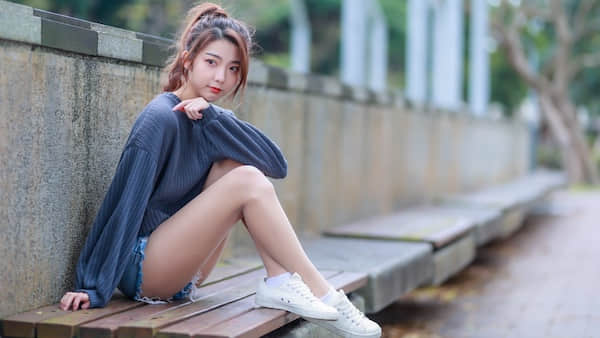牛仔短裤小白鞋长腿美女模特高清电脑壁纸4k