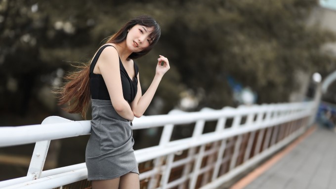 户外长发美女倚靠栏杆摄影图片壁纸