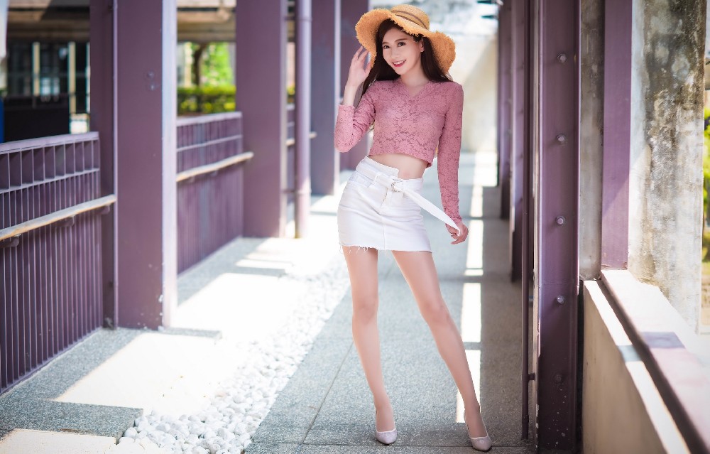 4k长腿美女模特回廊里高清电脑壁纸