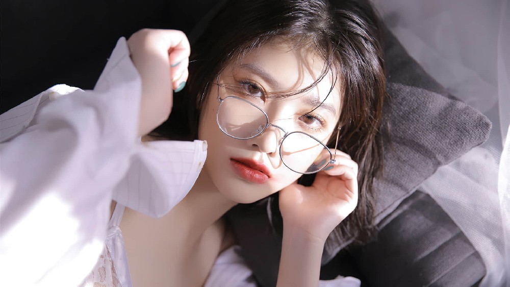 戴眼镜好看的小姐姐,气质绝绝子,美女电脑壁纸4k