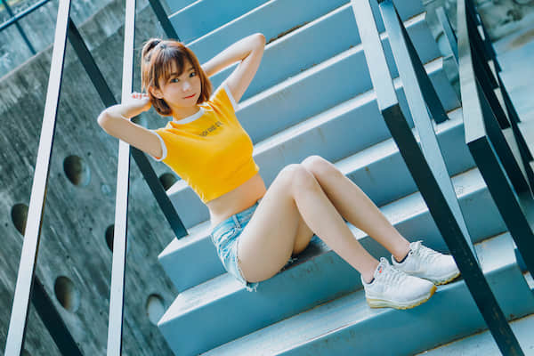 黄色短T恤长腿美女可爱马尾坐在台阶上-美女电脑壁纸4k