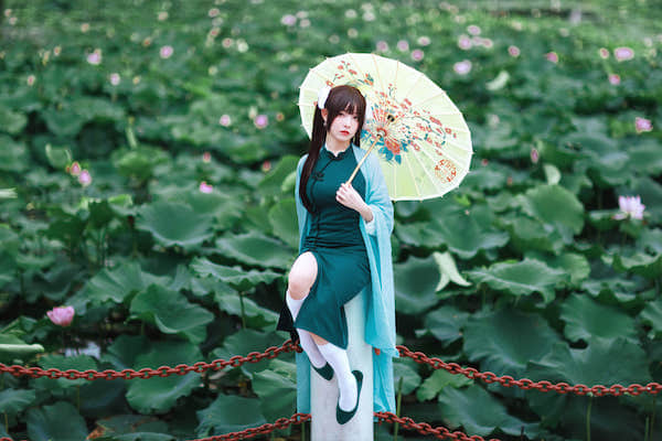 炎炎夏日绿色荷塘边撑着伞的美女模特写真壁纸5k