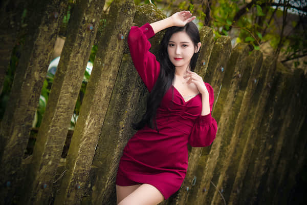 红色长发长裙皮肤白皙小姐姐户外写真电脑壁纸4k