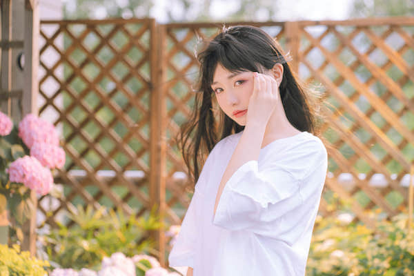 白衣长发可爱美女回头撩头发壁纸电脑4k