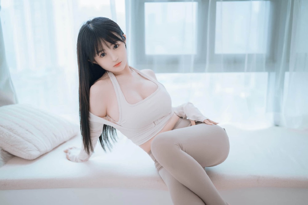 爱运动的黑色长发白皙美女高清电脑壁纸4k