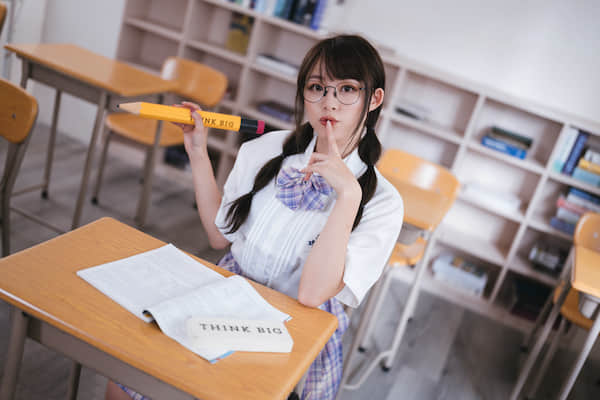教室里身穿校服戴着眼镜的双马尾女孩写真电脑壁纸4k