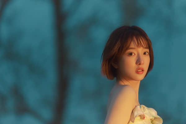 短发超高颜值的美女回眸简约电脑背景【美女壁纸】