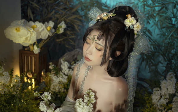 白色花儿汉服女孩高清电脑壁纸5k