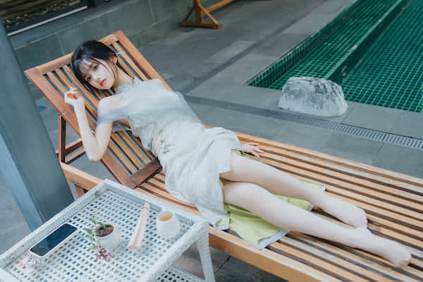 【美女壁纸】亚洲美女模特身着素雅长裙平躺在竹椅上