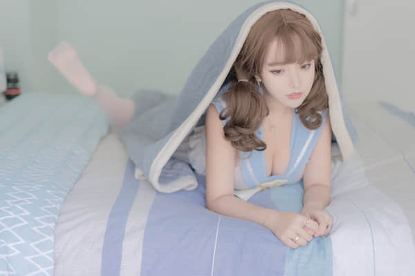 长发微卷可爱美少女室内写真高清电脑壁纸4k