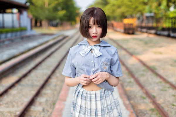 可爱短发小姐姐户外jk服写真高清电脑壁纸4k