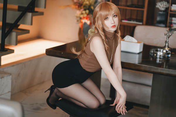 金色卷发黑丝短裙性感美女Rioko电脑壁纸5k