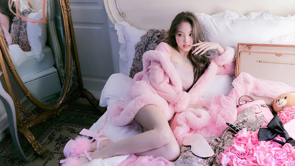 韩国女歌手林娜琏nayeon 粉色睡袍室内写真高清唯美壁纸4k