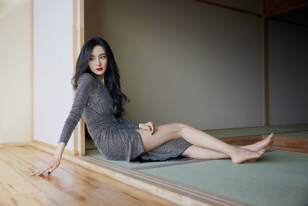 女神杨幂逆天大长腿高清桌面壁纸8K