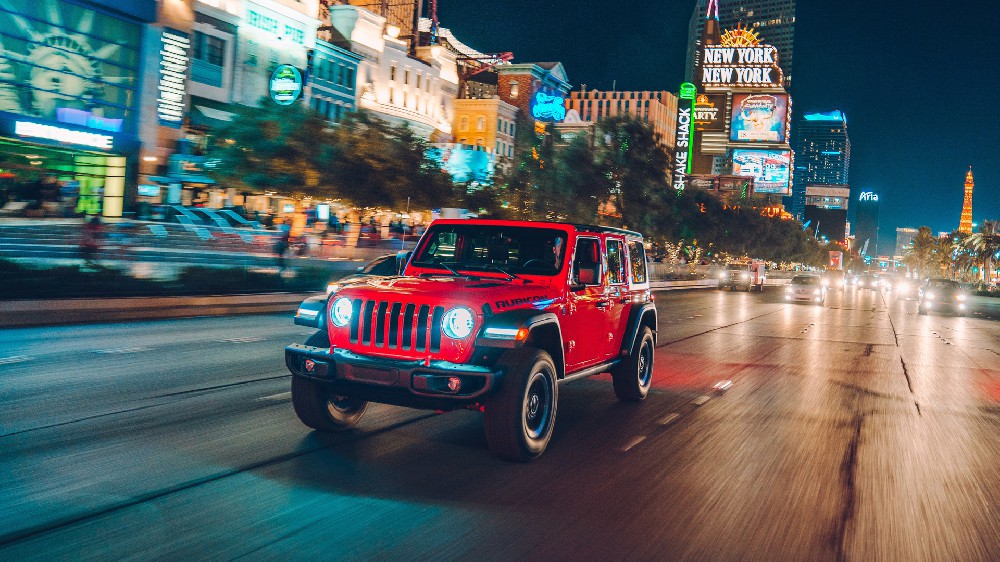 红色Jeep-Wrangler [牧马人]行驶中高清电脑壁纸4k