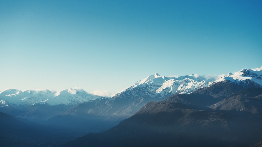 连绵雪山简约唯美风景高清5K电脑壁纸