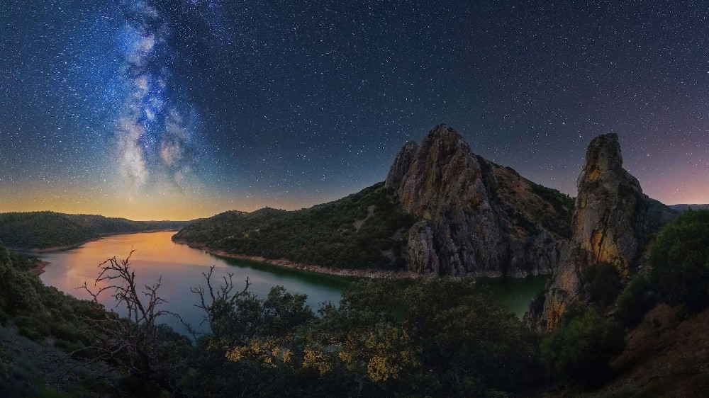 高山江河夜晚星河8K桌面壁纸