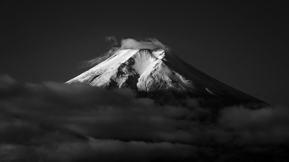 黑白富士山高清壁纸图片