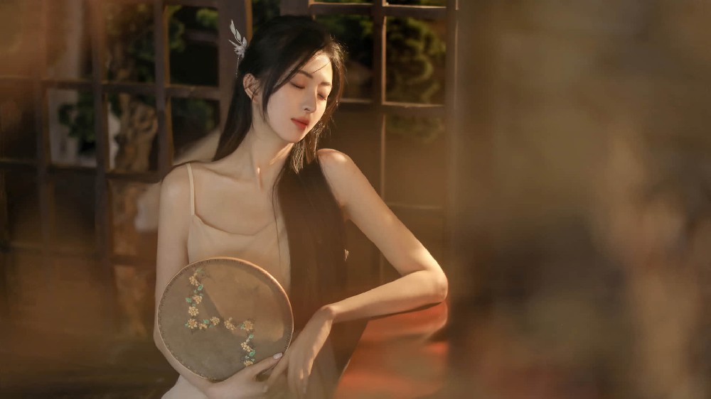 长发团扇完美侧颜高清美女壁纸电脑4k