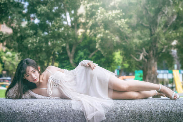 户外漂亮小姐姐Ning Shioulin侧躺高清美女电脑壁纸4k