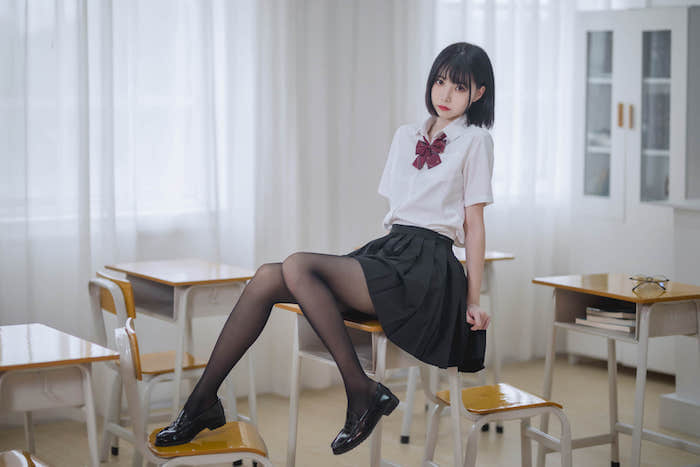 JK制服黑色皮鞋短裙小姐姐电脑壁纸4k