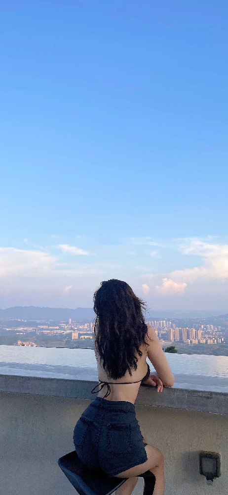 蓝蓝的白云眺望远方美背好身材小姐姐壁纸
