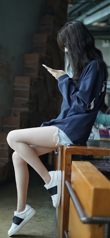 桌子上的长腿小姐姐手机壁纸