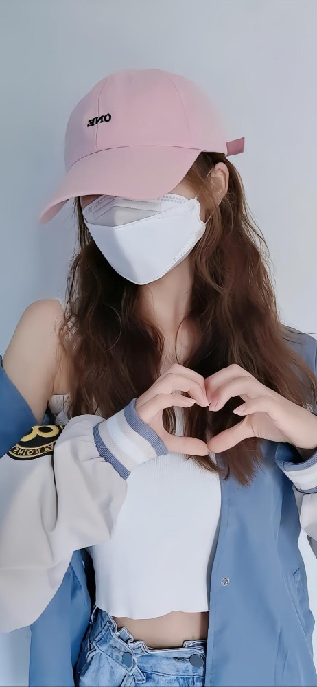 粉色鸭舌帽比心的小姐姐手机壁纸