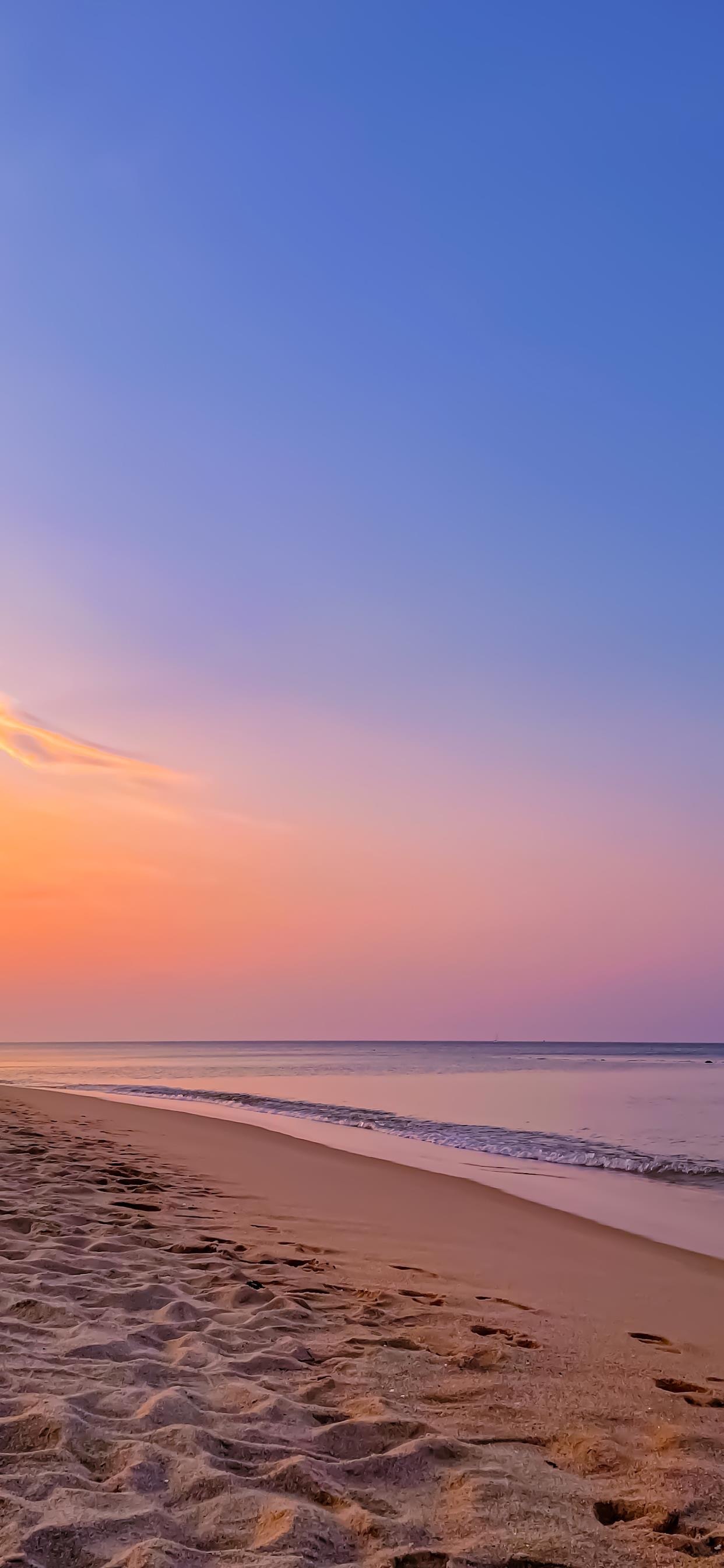 海边沙滩落日海浪脚印手机壁纸.jpg