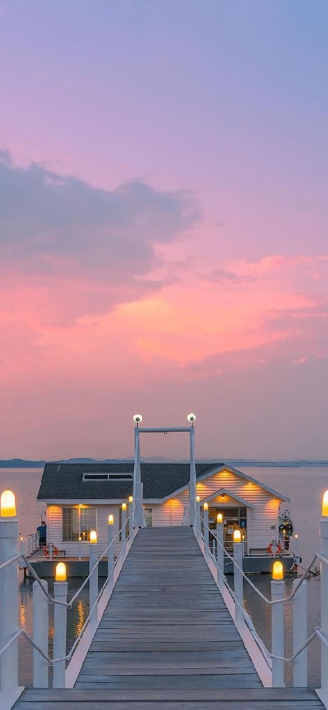 湖边小屋粉色天空暖色灯光