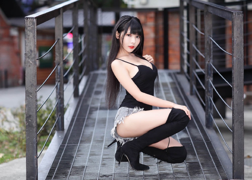 超模美女Vicky 黑色长发黑色长筒皮靴超级短裤高清电脑壁纸4k