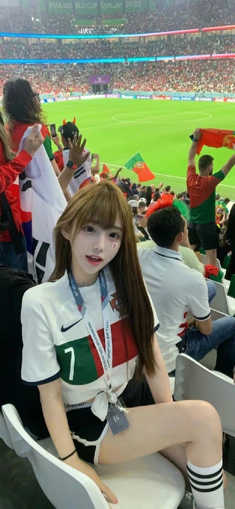 球迷球场可爱美女手机壁纸