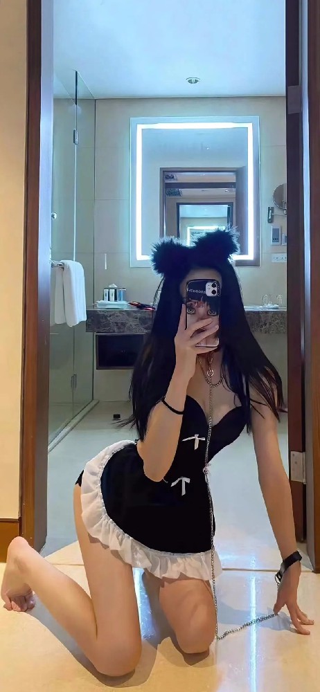 穿着女仆装小姐姐拍照手机壁纸