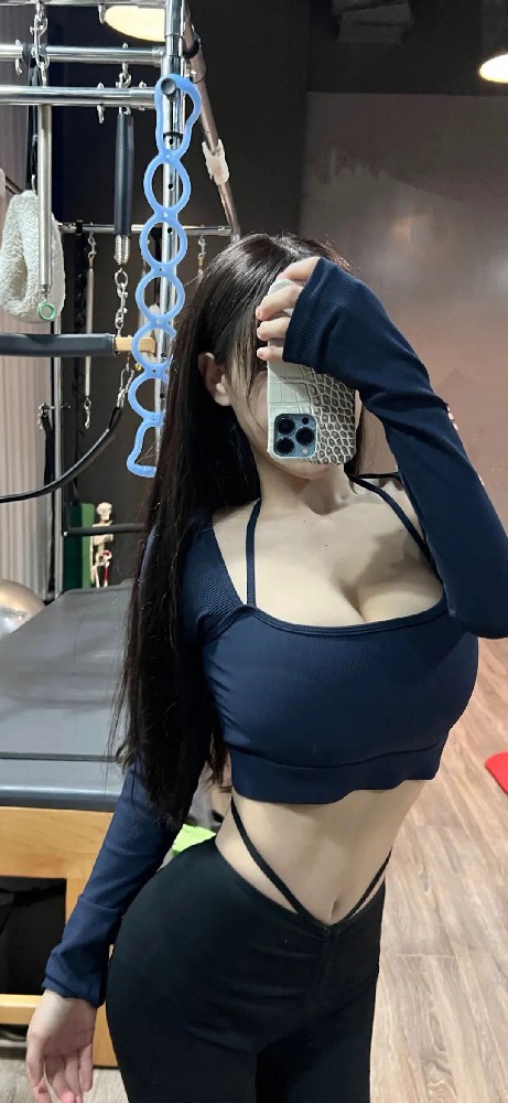 健身房拍照小姐姐高清手机壁纸