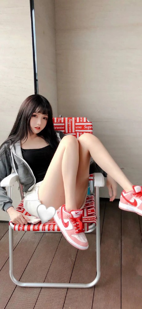 坐在椅子上的小姐姐高清手机壁纸