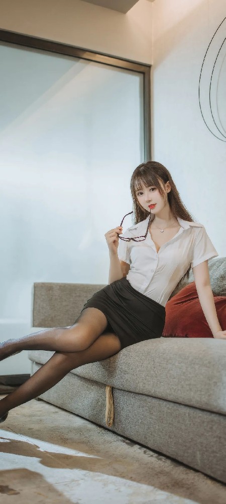 沙发秘书上的小姐姐