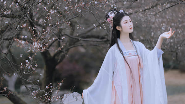 花儿盛开汉服小姐姐高清电脑壁纸5k